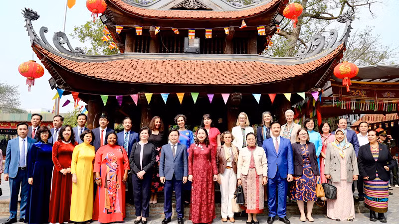 Phó Chủ tịch nước Võ Thị Ánh Xuân và các đại biểu chụp ảnh lưu niệm tại quần thể di tích lịch sử quốc gia đền, đình, chùa Đồng Kỵ.