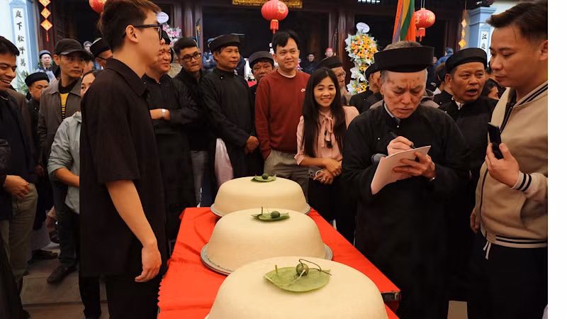 Những mâm xôi đoạt giải được Ban tổ chức ''đánh dấu'' bằng quả cau, lá trầu. Những mâm xôi đoạt giải được Ban tổ chức ''đánh dấu'' bằng quả cau, lá trầu.