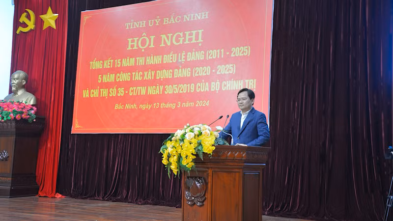 Đồng chí Bí thư Tỉnh ủy phát biểu kết luận hội nghị.