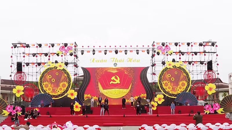 Các nghệ sĩ tham gia tổng duyệt Chương trình Xuân Thái Hòa.
