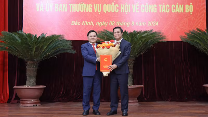 Bí thư Tỉnh ủy Bắc Ninh Nguyễn Anh Tuấn trao quyết định về việc Phê chuẩn kết quả bầu chức vụ Phó Chủ tịch Ủy ban nhân dân tỉnh Bắc Ninh cho đồng chí Lê Xuân Lợi.