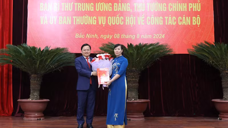 Bí thư Tỉnh ủy Bắc Ninh Nguyễn Anh Tuấn trao Quyết định về việc chuẩn y bà Nguyễn Thị Hà, Chủ tịch Ủy ban Mặt trận Tổ quốc tỉnh Bắc Ninh tham gia Ban Thường vụ Tỉnh ủy Bắc Ninh.