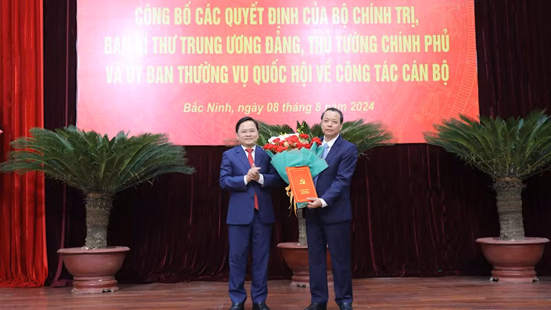 Bí thư Tỉnh ủy Bắc Ninh Nguyễn Anh Tuấn trao các quyết định miễn nhiệm chức danh Chủ tịch Hội đồng nhân tỉnh và nghỉ hưu trước tuổi cho đồng chí Nguyễn Quốc Chung.