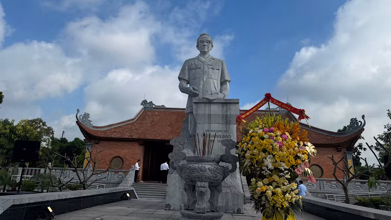 Tượng đài đồng chí Lê Quang Đạo tại thành phố Từ Sơn.