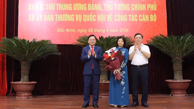 Bí thư Tỉnh ủy Bắc Ninh Nguyễn Anh Tuấn và đại biểu Trung ương tặng hoa chúc mừng đồng chí Nguyễn Hương Giang, Phó Bí thư Thường trực Tỉnh ủy Bắc Ninh được phê chuẩn giữ chức Chủ tịch Hội đồng nhân dân tỉnh.