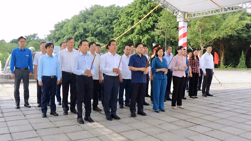 Đoàn đại biểu tỉnh Bắc Ninh dâng hương trước tượng đài đồng chí Lê Quang Đạo ở thành phố Từ Sơn. Đoàn đại biểu tỉnh Bắc Ninh dâng hương trước tượng đài đồng chí Lê Quang Đạo ở thành phố Từ Sơn.