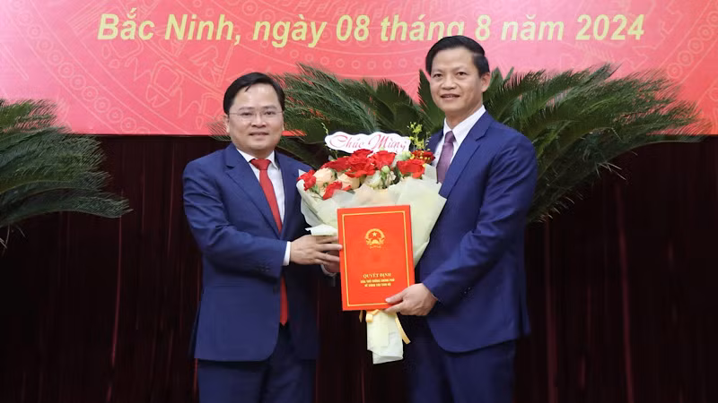 Bí thư Tỉnh ủy Bắc Ninh Nguyễn Anh Tuấn trao các quyết định cho đồng chí Vương Quốc Tuấn, Ủy viên Dự khuyết Trung ương Đảng, Phó Bí thư Tỉnh ủy, Chủ tịch Ủy ban nhân dân tỉnh Bắc Ninh.