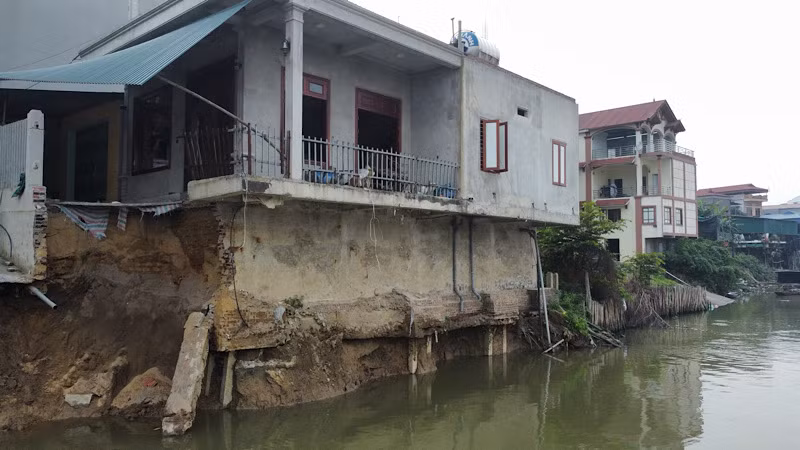 Ngôi nhà trước khi bị sạt lở (Ảnh chụp ngày 13/3). Ngôi nhà trước khi bị sạt lở (Ảnh chụp ngày 13/3).