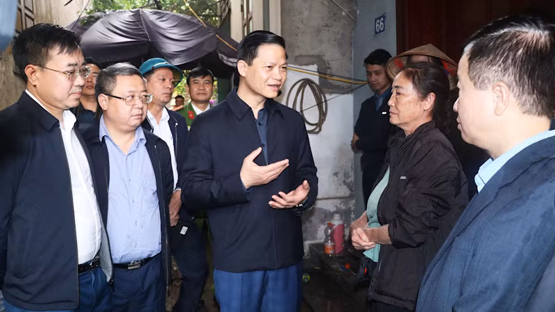 Đồng chí Vương Quốc Tuấn thăm hỏi, động viên người dân khu vực sạt lở đê hữu Cầu, phường Vạn An, thành phố Bắc Ninh. Đồng chí Vương Quốc Tuấn thăm hỏi, động viên người dân khu vực sạt lở đê hữu Cầu, phường Vạn An, thành phố Bắc Ninh.