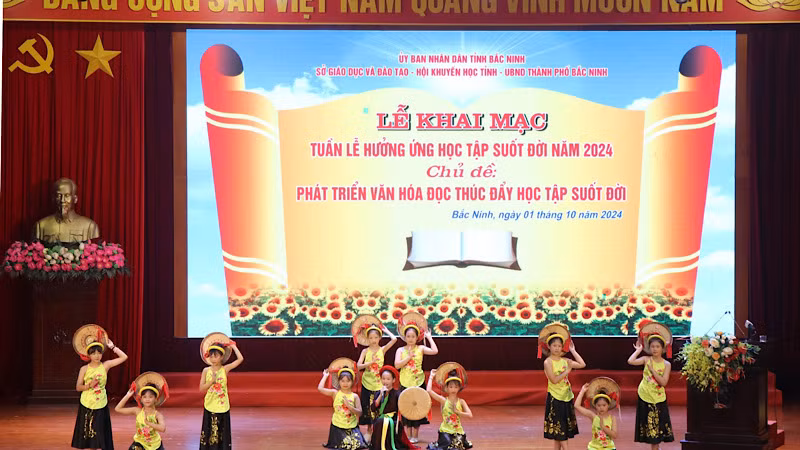 Tiết mục văn nghệ chào mừng Tuần lễ hưởng ứng Học tập suốt đời năm 2024 tại Bắc Ninh.