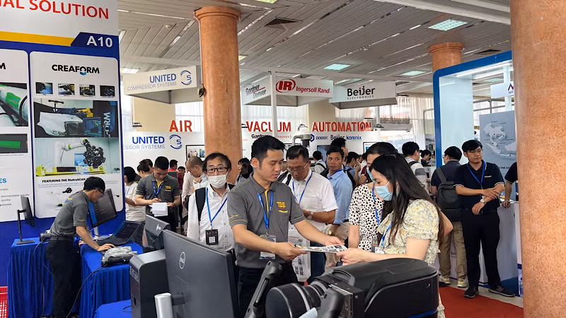 Triển lãm thu hút đông đảo người dân, doanh nghiệp, các nhà đầu tư đến tham dự.