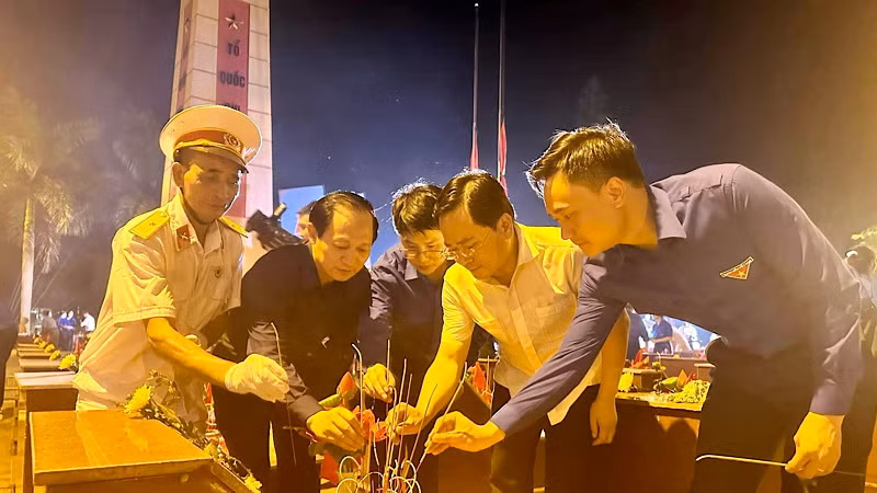 Bí thư Tỉnh ủy Bắc Ninh (thứ hai từ phải sang) cùng các đại biểu thắp hương tưởng nhớ, tri ân các liệt sĩ.