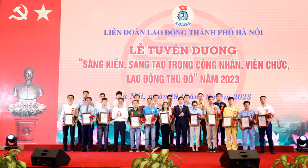 Tuyên dương các cá nhân tiêu biểu có sáng kiến, sáng tạo trong lao động, sản xuất. Tuyên dương các cá nhân tiêu biểu có sáng kiến, sáng tạo trong lao động, sản xuất.