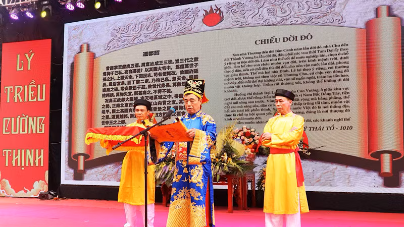 Nghi thức tuyên Chiếu dời đô được cử hành trang trọng. Nghi thức tuyên Chiếu dời đô được cử hành trang trọng.
