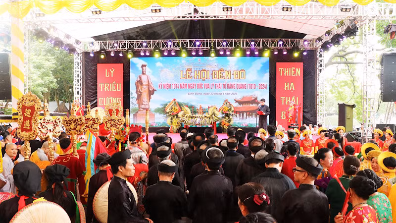 Lễ hội Đền Đô thu hút đông đảo người dân và du khách thập phương tham dự. Lễ hội Đền Đô thu hút đông đảo người dân và du khách thập phương tham dự.