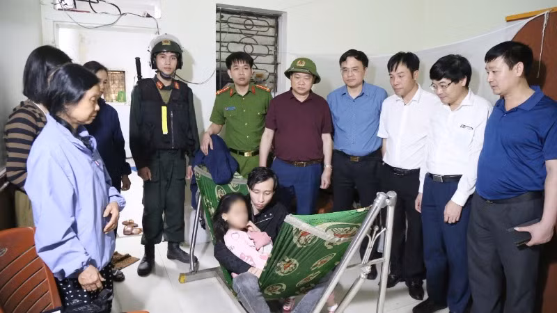Cháu bé trong vòng tay của gia đình và mọi người khi được giải cứu thành công.