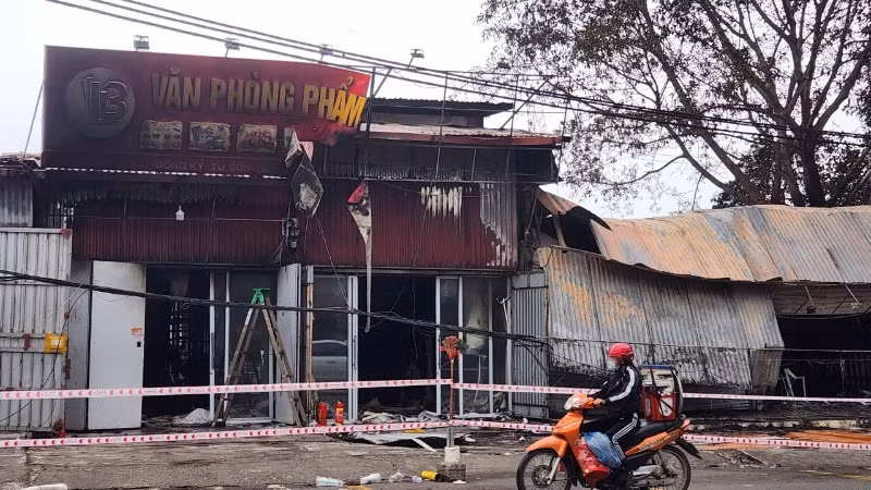Đám cháy bùng phát nhanh, mạnh, khiến nhiều lán bị sập mái. Đám cháy bùng phát nhanh, mạnh, khiến nhiều lán bị sập mái.