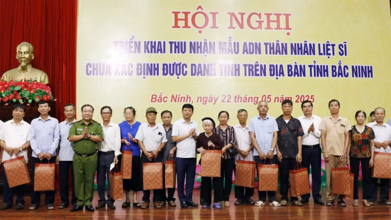 Các đại biểu trao quà tặng các thân nhân liệt sĩ. Các đại biểu trao quà tặng các thân nhân liệt sĩ.