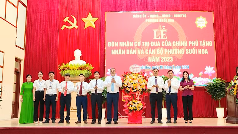 Lãnh đạo Thành ủy, thành phố Bắc Ninh tặng hoa chúc mừng thành tích của phường Suối Hoa. Lãnh đạo Thành ủy, thành phố Bắc Ninh tặng hoa chúc mừng thành tích của phường Suối Hoa.