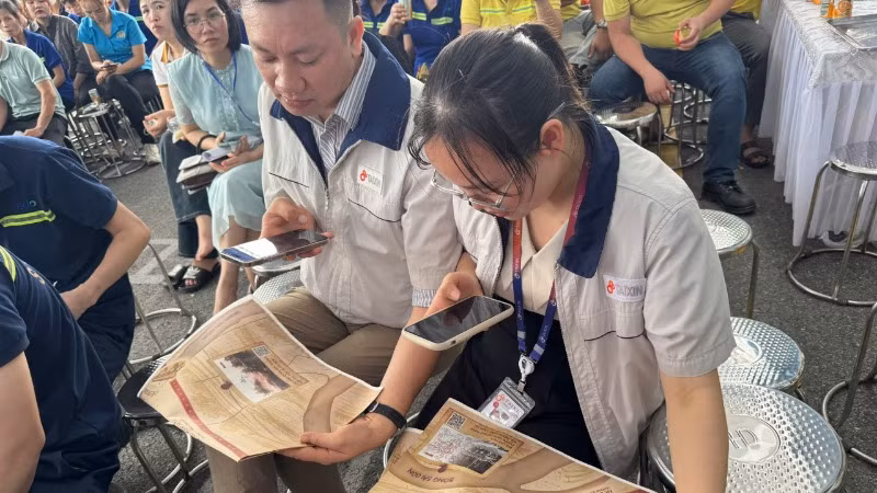 Sử dụng điện thoại để tương tác với phụ san. Sử dụng điện thoại để tương tác với phụ san.