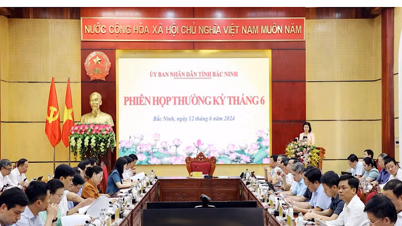 Quang cảnh phiên họp thường kỳ tháng 6 của Ủy ban nhân dân tỉnh.