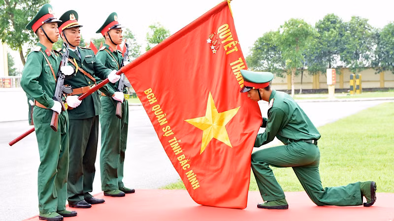 Chiến sĩ mới thực hiện nghi thức hôn lên Quân kỳ Quyết thắng.