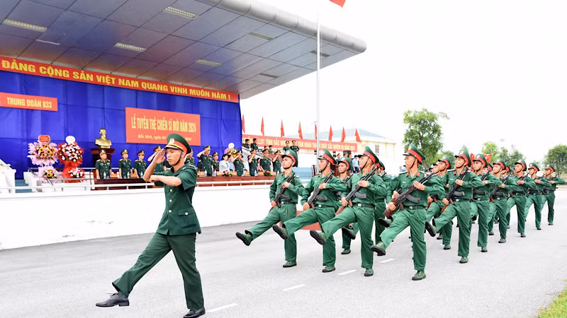 Các chiến sĩ mới tham gia diễu hành trong Lễ tuyên thệ.