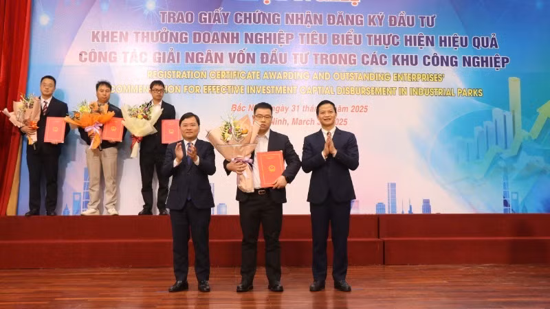 Lãnh đạo tỉnh Bắc Ninh chúc mừng và trao Giấy chứng nhận đầu tư tới các doanh nghiệp. 