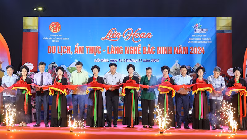 Các đại biểu cắt băng khai trương liên hoan. Các đại biểu cắt băng khai trương liên hoan.