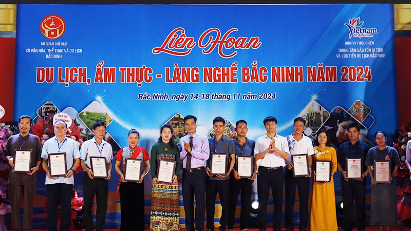 Ban tổ chức ghi nhận, vinh danh các đơn vị tham dự liên hoan. Ban tổ chức ghi nhận, vinh danh các đơn vị tham dự liên hoan.