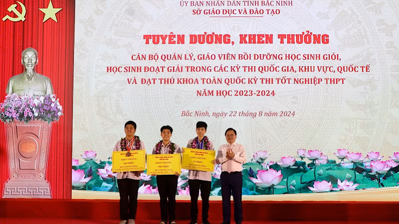Đồng chí Bí thư Tỉnh ủy Bắc Ninh Nguyễn Anh Tuấn chúc mừng, trao thưởng tặng 3 học sinh đoạt giải quốc tế và khu vực.