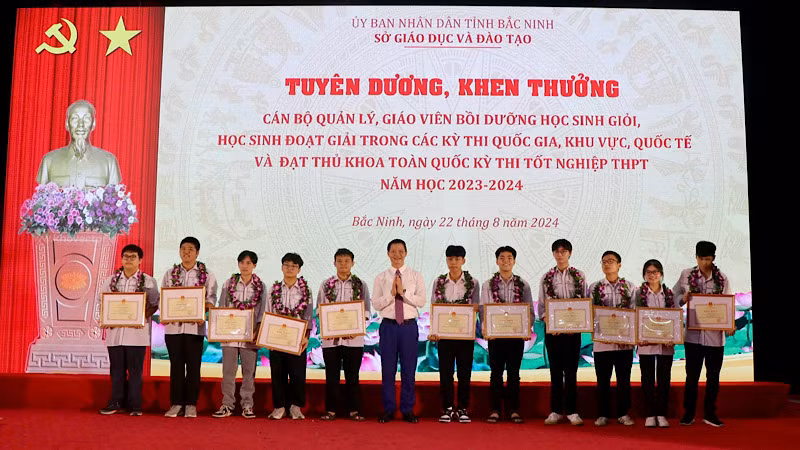 Đồng chí Chủ tịch Ủy ban nhân dân tỉnh Vương Quốc Tuấn khen thưởng, chúc mừng các học sinh đạt giải. Đồng chí Chủ tịch Ủy ban nhân dân tỉnh Vương Quốc Tuấn khen thưởng, chúc mừng các học sinh đạt giải.