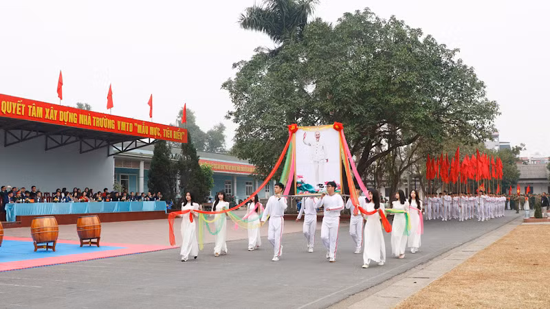 Màn diễu hành ảnh Bác Hồ qua khán đài. Màn diễu hành ảnh Bác Hồ qua khán đài.