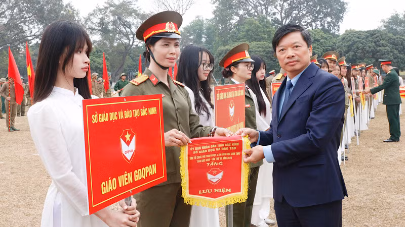 Phó Chủ tịch Thường trực Ủy ban nhân dân tỉnh Bắc Ninh Đào Quang Khải trao Cờ Lưu niệm tặng các đoàn tham gia. Phó Chủ tịch Thường trực Ủy ban nhân dân tỉnh Bắc Ninh Đào Quang Khải trao Cờ Lưu niệm tặng các đoàn tham gia.