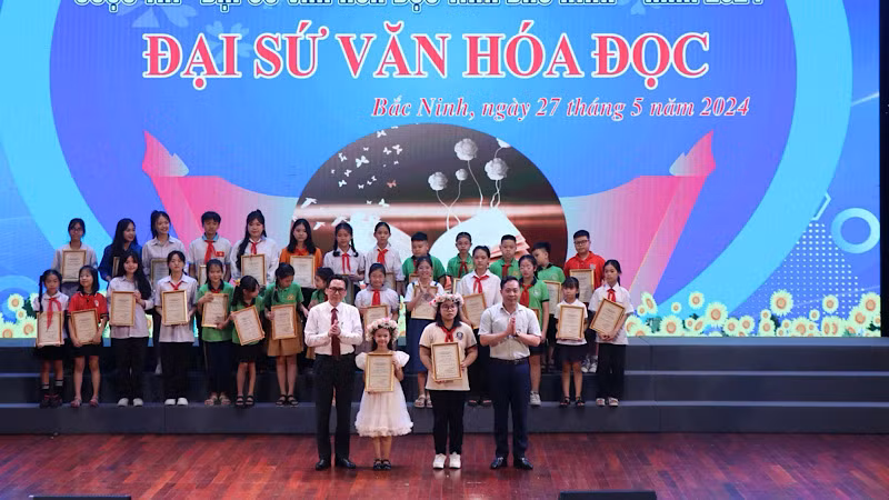 Ban Tổ chức trao giải cho 2 thí sinh là Đại sứ Văn hóa Đọc tỉnh Bắc Ninh năm 2024. 
