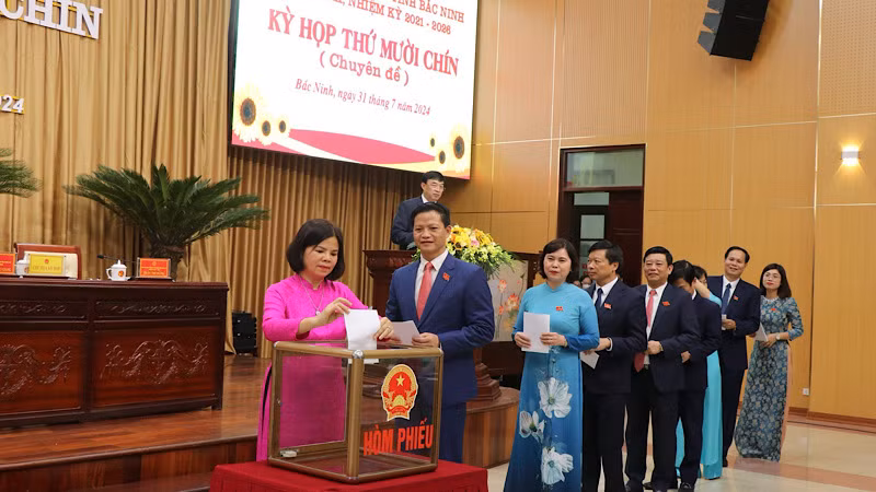 Các đại biểu bỏ phiếu bầu các chức danh.