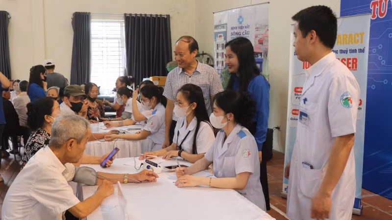 Tổ chức khám bệnh, cấp phát thuốc miễn phí cho người cao tuổi.