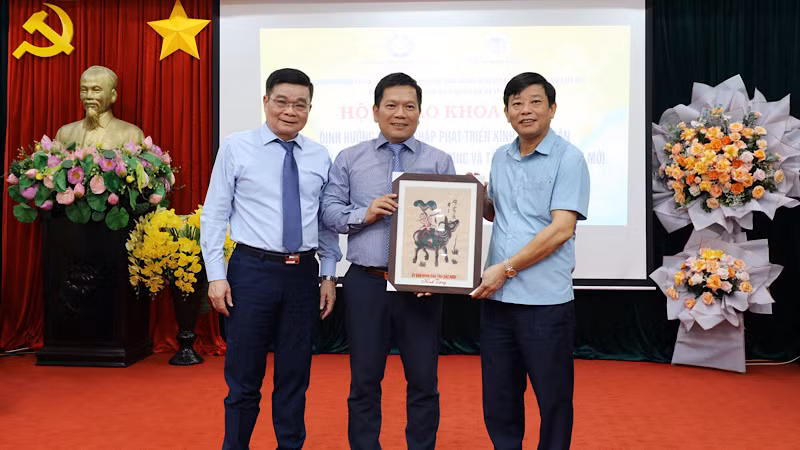 Lãnh đạo tỉnh Bắc Ninh tặng quà Ban Chủ nhiệm Đề tài. Lãnh đạo tỉnh Bắc Ninh tặng quà Ban Chủ nhiệm Đề tài.