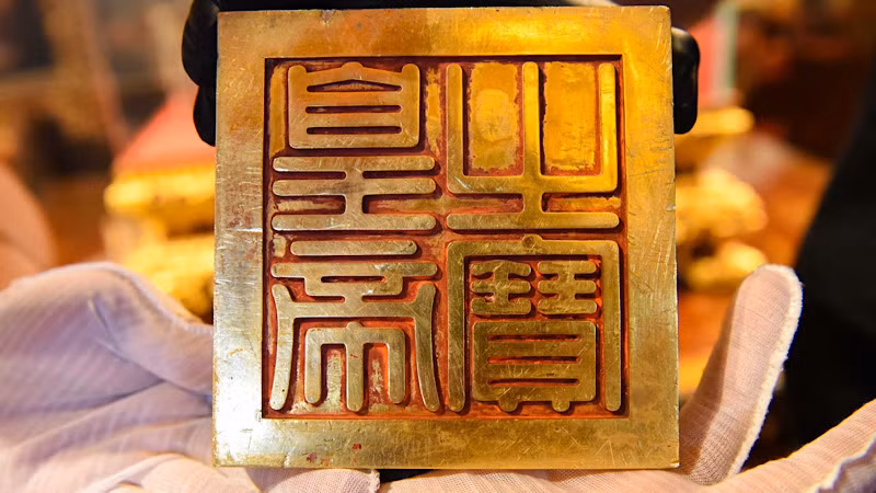 Đế ấn in dòng chữ "Hoàng đế chi bảo" (Báu vật của hoàng đế). Đế ấn in dòng chữ "Hoàng đế chi bảo" (Báu vật của hoàng đế).