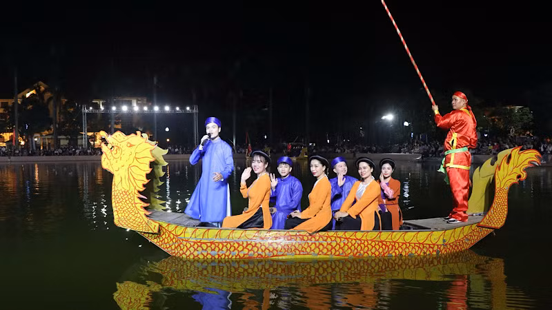 Trung tâm Văn hóa và Điện ảnh tỉnh Hà Tĩnh tham gia chương trình với các làn điệu dân ca ví giặm Nghệ-Tĩnh.