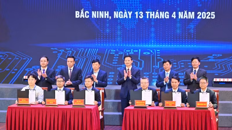 Các đại biểu chứng kiến Ký kết hợp tác và các Biên bản ghi nhớ về đào tạo, phát triển khoa học, công nghệ, đổi mới sáng tạo và chuyển đổi số. (Ảnh: DUY LINH)