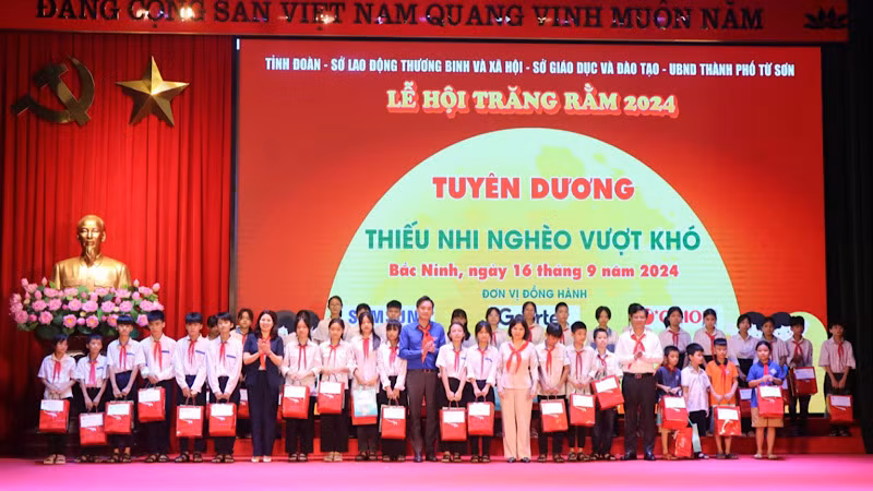 Tại chương trình Lễ hội Trăng rằm 2024 với chủ đề "Lồng đèn thắp sáng ước mơ", đã có nhiều phần quà ý nghĩa được trao tặng các học sinh khó khăn và bị ảnh hưởng bão lũ.
