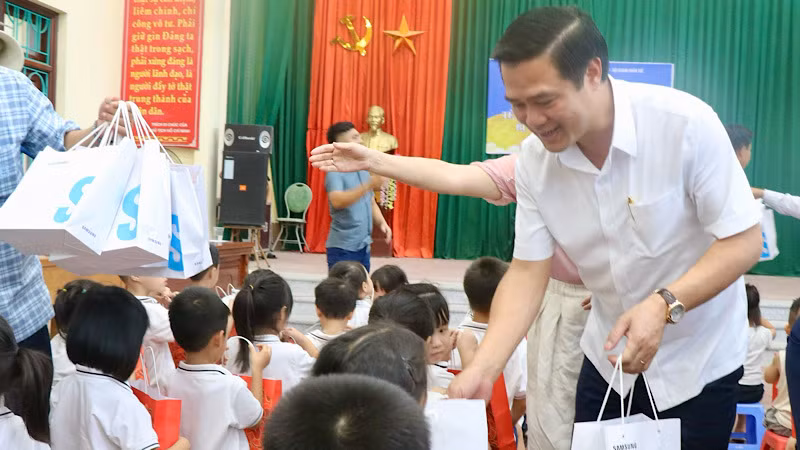 Phó Chủ tịch Ủy ban nhân dân tỉnh Lê Xuân Lợi tặng quà các cháu thiếu nhi khu vực Đẩu Hàn, phường Hòa Long, thành phố Bắc Ninh. Phó Chủ tịch Ủy ban nhân dân tỉnh Lê Xuân Lợi tặng quà các cháu thiếu nhi khu vực Đẩu Hàn, phường Hòa Long, thành phố Bắc Ninh.