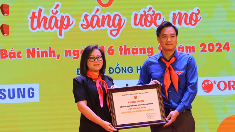 Phó Bí thư phụ trách Tỉnh Đoàn Trần Văn Đăng trao trao Chứng nhận cảm ơn đơn vị đồng hành chương trình Lễ hội Trăng rằm tỉnh Bắc Ninh năm 2024. Phó Bí thư phụ trách Tỉnh Đoàn Trần Văn Đăng trao trao Chứng nhận cảm ơn đơn vị đồng hành chương trình Lễ hội Trăng rằm tỉnh Bắc Ninh năm 2024.