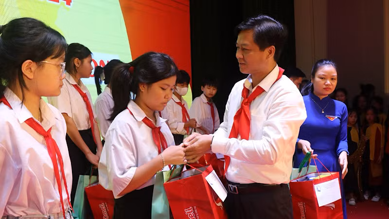 Lãnh đạo thành phố Từ Sơn động viên, gửi quà tặng các thiếu niên, nhi đồng nhân dịp Tết Trung thu. Lãnh đạo thành phố Từ Sơn động viên, gửi quà tặng các thiếu niên, nhi đồng nhân dịp Tết Trung thu.