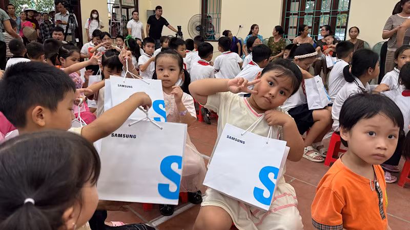 Niềm vui của các bé khi nhận được quà tặng Trung thu. Niềm vui của các bé khi nhận được quà tặng Trung thu.