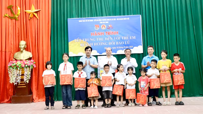 Hành trình Tết Trung thu đến với trẻ em bị ảnh hưởng bởi bão lũ đã giúp kết nối, sẻ chia những yêu thương. Hành trình Tết Trung thu đến với trẻ em bị ảnh hưởng bởi bão lũ đã giúp kết nối, sẻ chia những yêu thương.