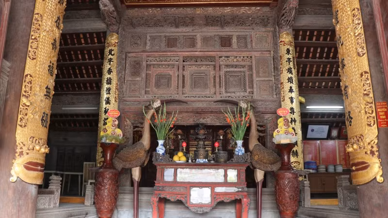 Gian giữa của đình với bức cửa võng được chạm khắc cầu kỳ, tinh tế.