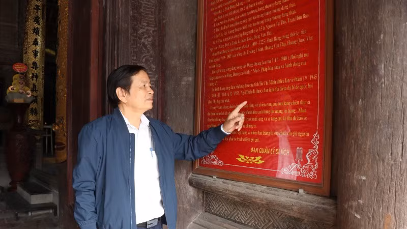 Trưởng Ban Quản lý di tích đình Đình Bảng giới thiệu lịch sử đình.