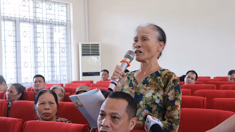 Người dân trình bày ý kiến tại buổi đối thoại.